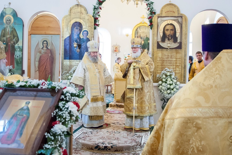 Первая служба совершена Митрополитом Евсевием в сослужении епископа Сергия