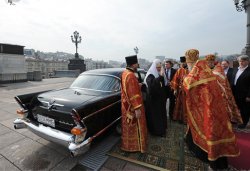 «Чайка» митрополита Никодима (Ротова) – более поздняя, чем тот автомобиль, о котором идет речь ниже. На фото: прибытие Патриарха Кирилла на Великую пасхальную вечерню в Храм Христа Спасителя, 15 апреля 2012 года