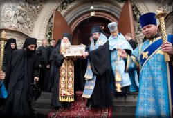 Проводы ковчега с Поясом Пресвятой Богородицы из Санкт-Петербурга 24 октября 2011 года