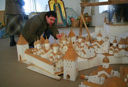 Большой макет Псковского кремля, храмы и башни Довмонтова города в монохромном варианте, фото 2008 года