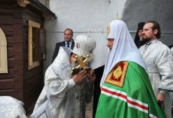 Первосвятительский визит в Псковскую епархию. Всенощное бдение на площади у Михайловского собора Свято-Успенского Псково-Печерского монастыря