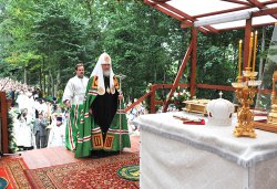 Первосвятительский визит в Псковскую епархию. Всенощное бдение на площади у Михайловского собора Свято-Успенского Псково-Печерского монастыря