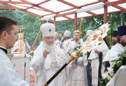 Первосвятительский визит в Псковскую епархию. Всенощное бдение на площади у Михайловского собора Свято-Успенского Псково-Печерского монастыря
