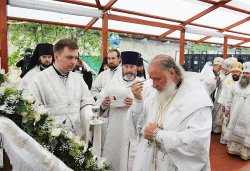 Первосвятительский визит в Псковскую епархию. Всенощное бдение на площади у Михайловского собора Свято-Успенского Псково-Печерского монастыря