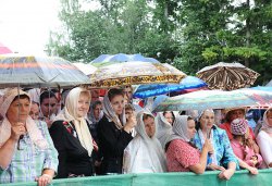Первосвятительский визит в Псковскую епархию. Всенощное бдение на площади у Михайловского собора Свято-Успенского Псково-Печерского монастыря