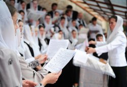 Первосвятительский визит в Псковскую епархию. Всенощное бдение на площади у Михайловского собора Свято-Успенского Псково-Печерского монастыря