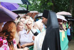 Первосвятительский визит в Псковскую епархию. Всенощное бдение на площади у Михайловского собора Свято-Успенского Псково-Печерского монастыря