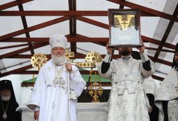 Первосвятительский визит в Псковскую епархию. Всенощное бдение на площади у Михайловского собора Свято-Успенского Псково-Печерского монастыря