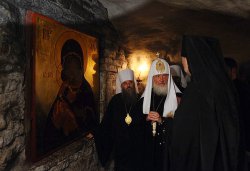 Первосвятительский визит в Псковскую епархию. Посещение пещер Псково-Печерского монастыря