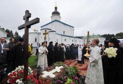 Первосвятительский визит в Псковскую епархию. Лития на могиле настоятельницы Елеазаровского монастыря игумении Елисаветы (Беляевой)