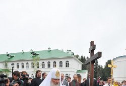 Первосвятительский визит в Псковскую епархию. Лития на могиле настоятельницы Елеазаровского монастыря игумении Елисаветы (Беляевой)