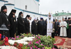 Первосвятительский визит в Псковскую епархию. Лития на могиле настоятельницы Елеазаровского монастыря игумении Елисаветы (Беляевой)