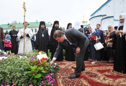 Первосвятительский визит в Псковскую епархию. Лития на могиле настоятельницы Елеазаровского монастыря игумении Елисаветы (Беляевой)