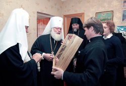 Первосвятительский визит в Псковскую епархию. Посещение Псковского епархиального управления, Мирожского монастыря и расположения 76-й гвардейской десантно-штурмовой дивизии