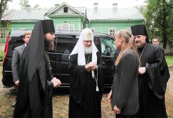 Первосвятительский визит в Псковскую епархию. Посещение Псковского епархиального управления, Мирожского монастыря и расположения 76-й гвардейской десантно-штурмовой дивизии