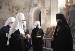 Первосвятительский визит в Псковскую епархию. Посещение Псковского епархиального управления, Мирожского монастыря и расположения 76-й гвардейской десантно-штурмовой дивизии