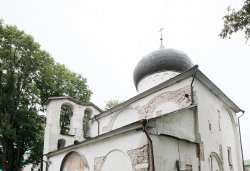 Первосвятительский визит в Псковскую епархию. Посещение Псковского епархиального управления, Мирожского монастыря и расположения 76-й гвардейской десантно-штурмовой дивизии