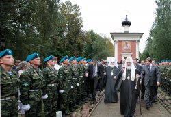 Первосвятительский визит в Псковскую епархию. Посещение Псковского епархиального управления, Мирожского монастыря и расположения 76-й гвардейской десантно-штурмовой дивизии