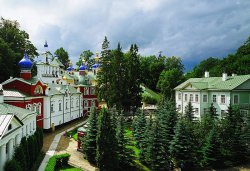 Псково-Печерский монастырь летом