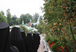 Первосвятительский визит в Псковскую епархию. Всенощное бдение на площади у Михайловского собора Свято-Успенского Псково-Печерского монастыря