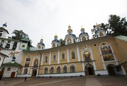 Первосвятительский визит в Псковскую епархию. Всенощное бдение на площади у Михайловского собора Свято-Успенского Псково-Печерского монастыря