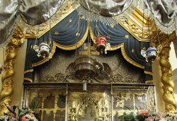 Первосвятительский визит в Псковскую епархию. Всенощное бдение на площади у Михайловского собора Свято-Успенского Псково-Печерского монастыря