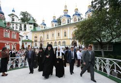 Первосвятительский визит в Псковскую епархию. Всенощное бдение на площади у Михайловского собора Свято-Успенского Псково-Печерского монастыря