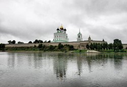 Первосвятительский визит в Псковскую епархию. Божественная литургия в Свято-Троицком соборе Псковского кремля