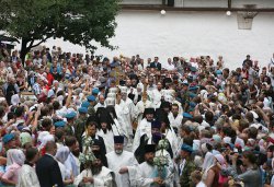 Первосвятительский визит в Псковскую епархию. Всенощное бдение на площади у Михайловского собора Свято-Успенского Псково-Печерского монастыря