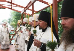 Первосвятительский визит в Псковскую епархию. Всенощное бдение на площади у Михайловского собора Свято-Успенского Псково-Печерского монастыря