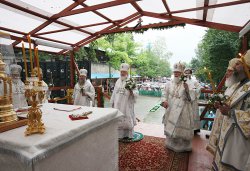 Первосвятительский визит в Псковскую епархию. Всенощное бдение на площади у Михайловского собора Свято-Успенского Псково-Печерского монастыря