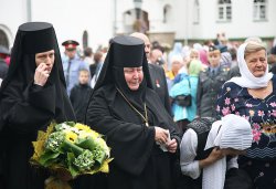 Первосвятительский визит в Псковскую епархию. Лития на могиле настоятельницы Елеазаровского монастыря игумении Елисаветы (Беляевой)