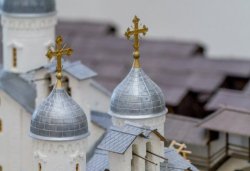 Большой макет Псковского кремля, храмы свв. Фёдора Тирона и Алексия Митрополита, фото 2013 года
