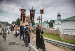 Крестный ход с иконой Спаса Елеазаровского на Талабские острова 12 июля 2012 года. Фоторепортаж Андрея Кокшарова