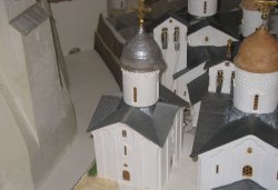 Большой макет Псковского кремля, храм св. Кирилла Иерусалимского с уже переделанным покрытием крыши (под лужёное железо) и неудачно покрашеной первоначальной (лемеховой) главой, фото 2009 года