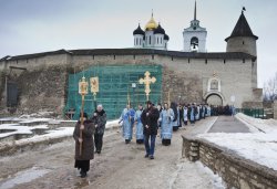 Встреча частицы Покрова Пресвятой Богородицы в Псковском Кремле 24 февраля 2012 года. Фоторепортаж Андрея Кокшарова