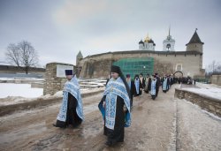Встреча частицы Покрова Пресвятой Богородицы в Псковском Кремле 24 февраля 2012 года. Фоторепортаж Андрея Кокшарова
