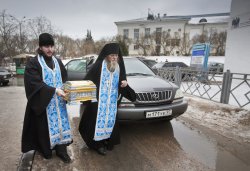 Встреча частицы Покрова Пресвятой Богородицы в Псковском Кремле 24 февраля 2012 года. Фоторепортаж Андрея Кокшарова