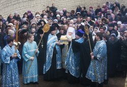 Встреча частицы Покрова Пресвятой Богородицы в Псковском Кремле 24 февраля 2012 года. Фоторепортаж Андрея Кокшарова