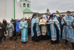 Встреча частицы Покрова Пресвятой Богородицы в Псковском Кремле 24 февраля 2012 года. Фоторепортаж Андрея Кокшарова