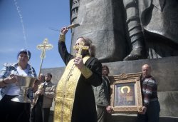 Крестный ход вокруг Пскова 13 июня 2012 года. Фоторепортаж Андрея Кокшарова