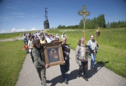 Крестный ход вокруг Пскова 13 июня 2012 года. Фоторепортаж Андрея Кокшарова