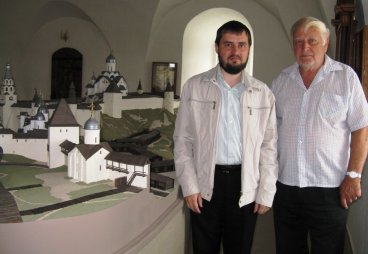 Рис. 20. А. Г. Дерягин и Г. Я. Мокеев у Большого макета Псковского кремля. 25 июля 2013 года. Фото из архива А. Г. Дерягина.