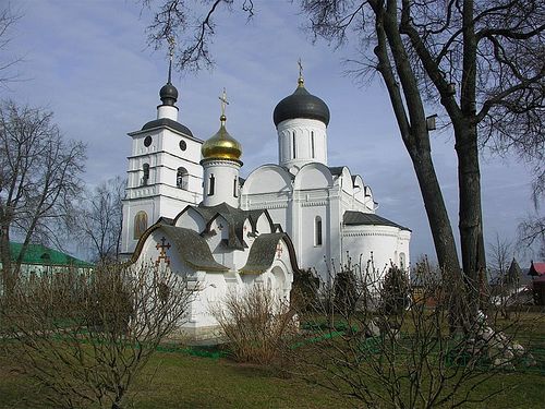 Свято-Духовская часовня и Борисоглебский собор в Борисоглебском монастыре города Дмитров Московской области.